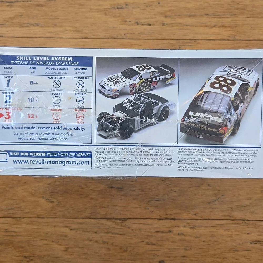 REVELL, 2002 L, Dale Jarrett UPS #88, Taurus, NASCAR , #85-2398, 1:24, USA, NIP - Picture 3 of 9